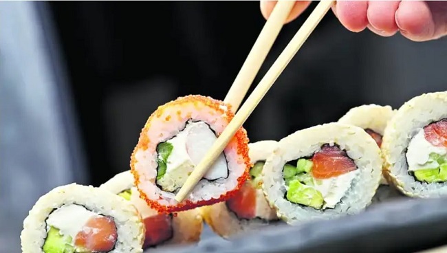 El sushi es un platillo japonés que provoca una experiencia de sabor y textura en los comensales.