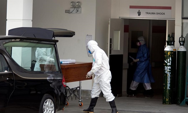 La angustia y desesperación envuelven cada día de pandemia a los hospitales de Perú, el segundo país de Latinoamérica con más casos confirmados de Covid-19, donde las familias de los enfermos aguardan estoicamente noticias de sus parientes