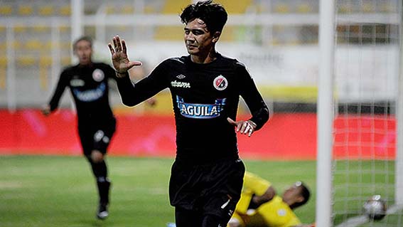Marco Lazaga anotó dos goles en el empate de Cúcuta, el segundo de ellos fue con una clara mano que el árbitro no vio.