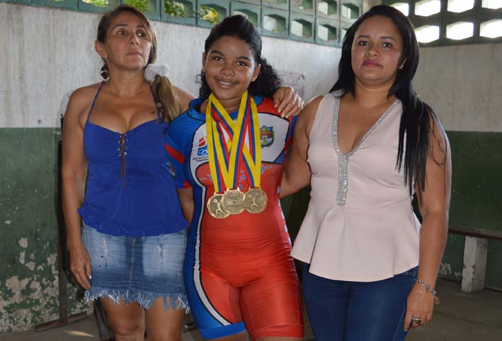  Shirlenis Plaza González(centro), en compañía de su madre, quien es su entrenadora,Yuleidy González(derecha). 