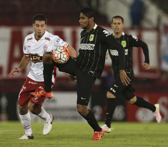 Hugo Nervo de Huracán y Luis Ruiz de Nacional disputaron el balón durante el cotejo de ayer que quedó 0 a 0.