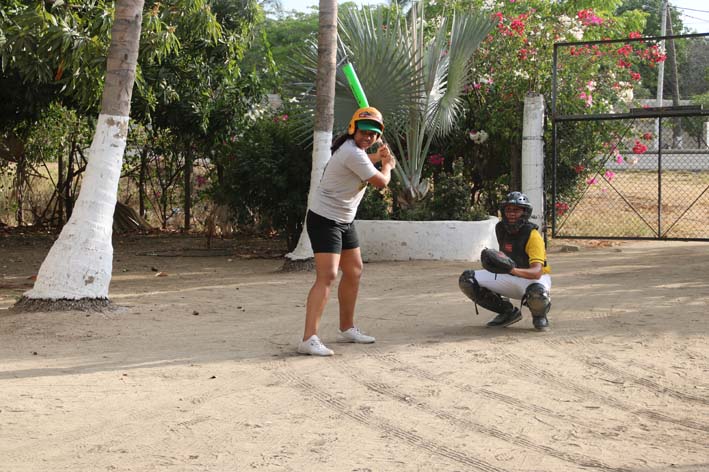 Daniela Medina, durante entrenamientos de bateo.