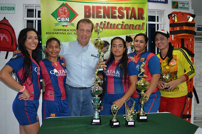 El equipo femenino ganador del torneo interfacultades de la CBN.