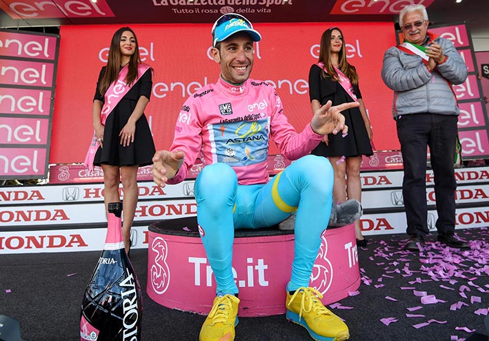 El italiano Vincenzo Nibali (Astana) derrocó al colombiano Esteban Chaves (Orica) y se enfundó la ‘maglia’ rosa en la vigésima etapa del Giro.