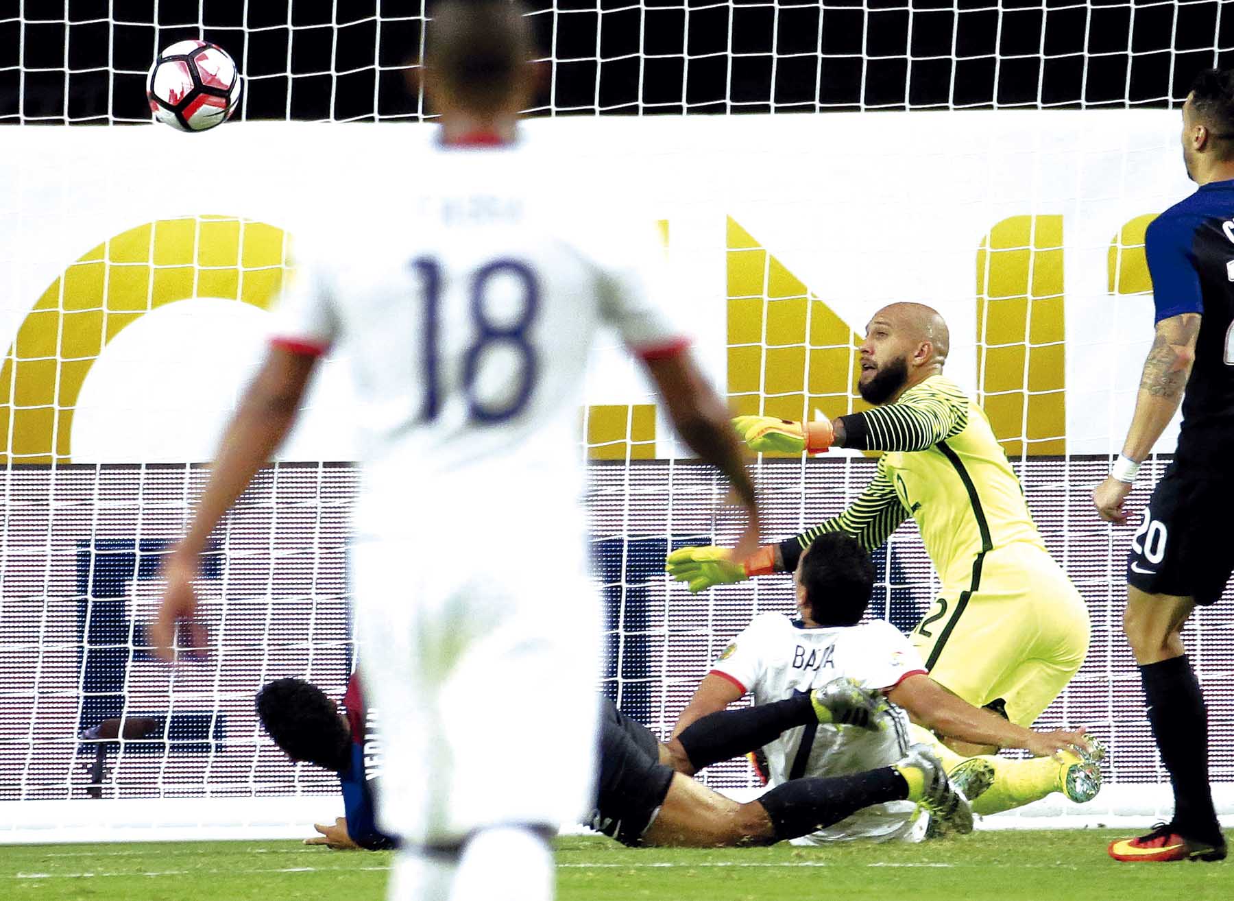 El gol del seleccionado colombiano fue obra de Carlos Bacca. Buen juego de James Rodríguez. Acción de juego del partido por el tercer puesto de la Copa América.