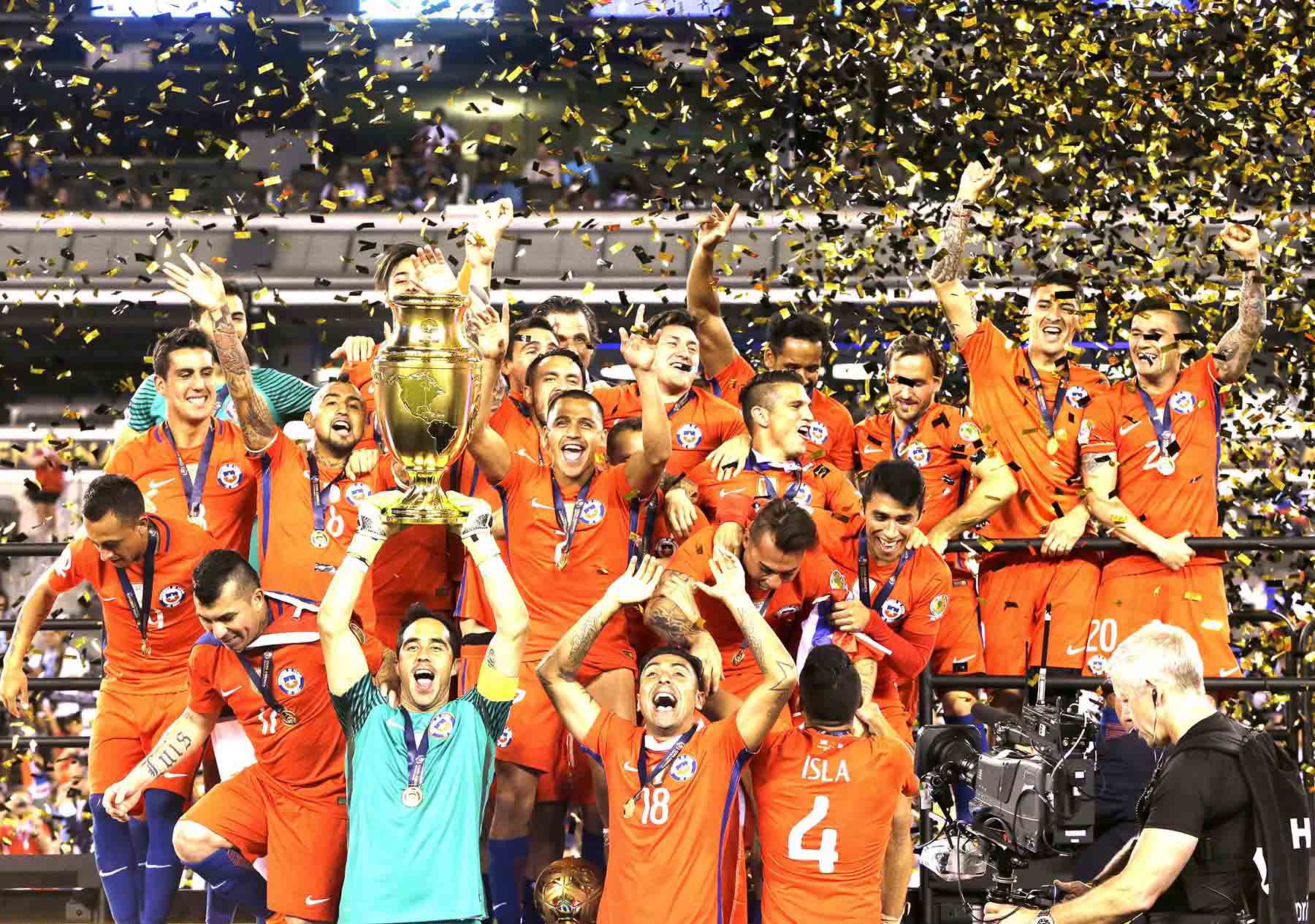 Los penales fueron, de nuevo, la vía para que la selección chilena de fútbol se corone campeón de la Copa América Centenario a sólo un año de haber ganado su primera Copa América. 