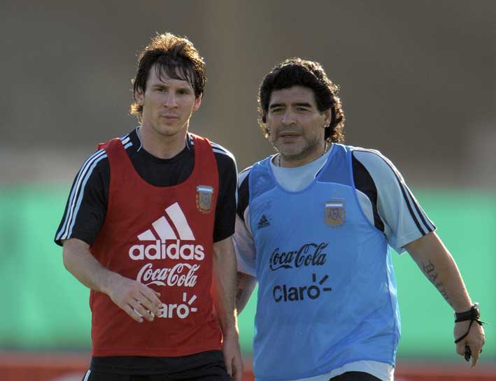 Maradona se aventuró a especular, incluso, con que el anuncio de renuncia de Messi el domingo en la noche fue “para tapar todos los desastres que hay en el fútbol argentino”.