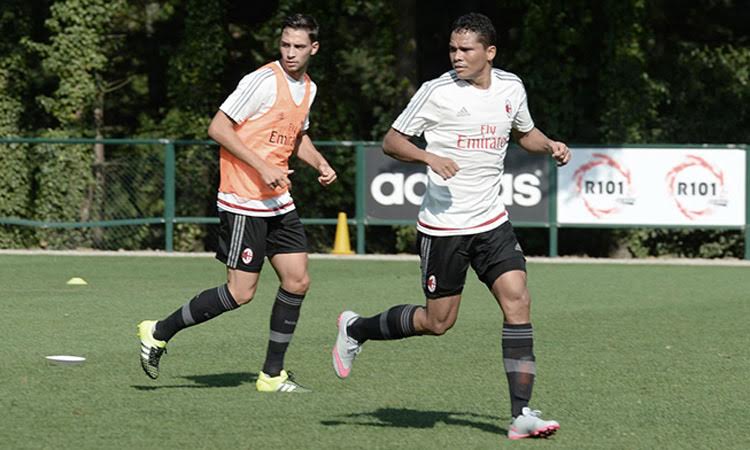 El club italiano confirmó que el delantero colombiano se queda en Milanello para continuar su recuperación física luego de las vacaciones.