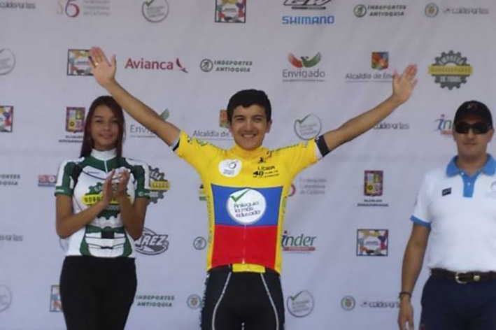 Carapaz fue campeón de los Juegos Panamericanos sub-23 en 2013 y ganador de la Vuelta de la Juventud Colombia 2015.