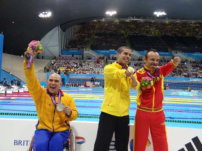 Londres 2012 - Moisés Fuentes celebra tras conseguir su medalla de plata en natación. Comité Paralímpico Colombiano.