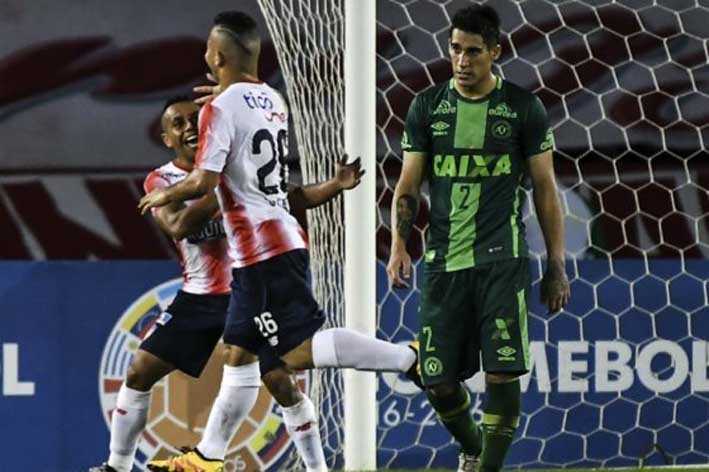 Con gol de Léiner Escalante, el elenco barranquillero venció 1-0 al Chapecoense.