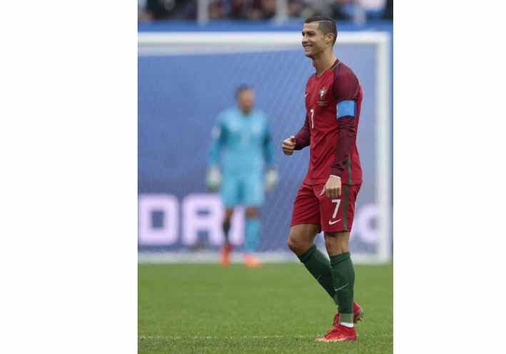 El público ruso en el estadio fue claro en su favoritismo por Portugal, y especialmente Cristiano, al que vitorearon cada vez que aparecía en las pantallas, incluso durante la entonación del himno portugués. El ganador de cuatro Balones de Oro fue ovacionado cuando fue sustituido a mediados del segundo tiempo.