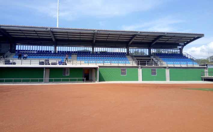  Instalación de la nueva silletería del estadio de sóftbol.