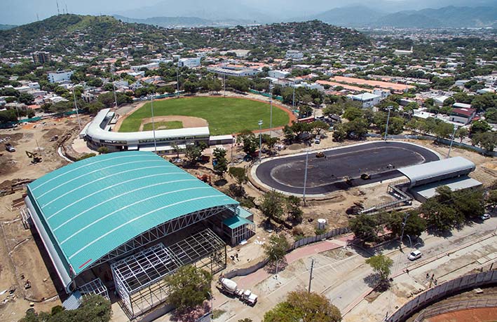 Fachada de las obras en los diferentes escenarios deportivos para la realización de los XVIII Juegos Bolivarianos . Foto EFE.