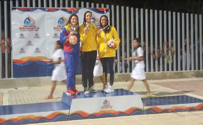 Isabela Arcila lució su medalla de oro, la medalla de plata fue para Venezuela y bronce para Colombia.