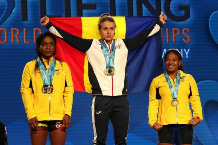La pesista samaria (izquierda) logró la medalla de bronce con un total de 225 kilos.
