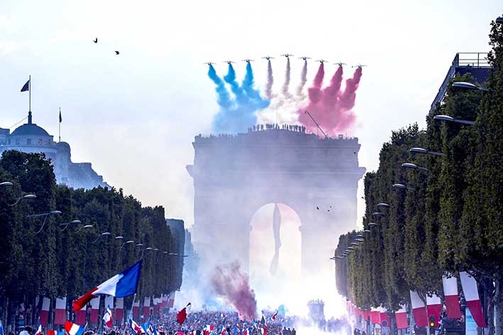 La escuadrilla acrobática de la fuerza aérea sobrevoló la emblemática avenida parisina.