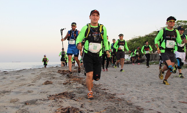 Imtegrantes de la carrera corren por las playas de Santa Marta