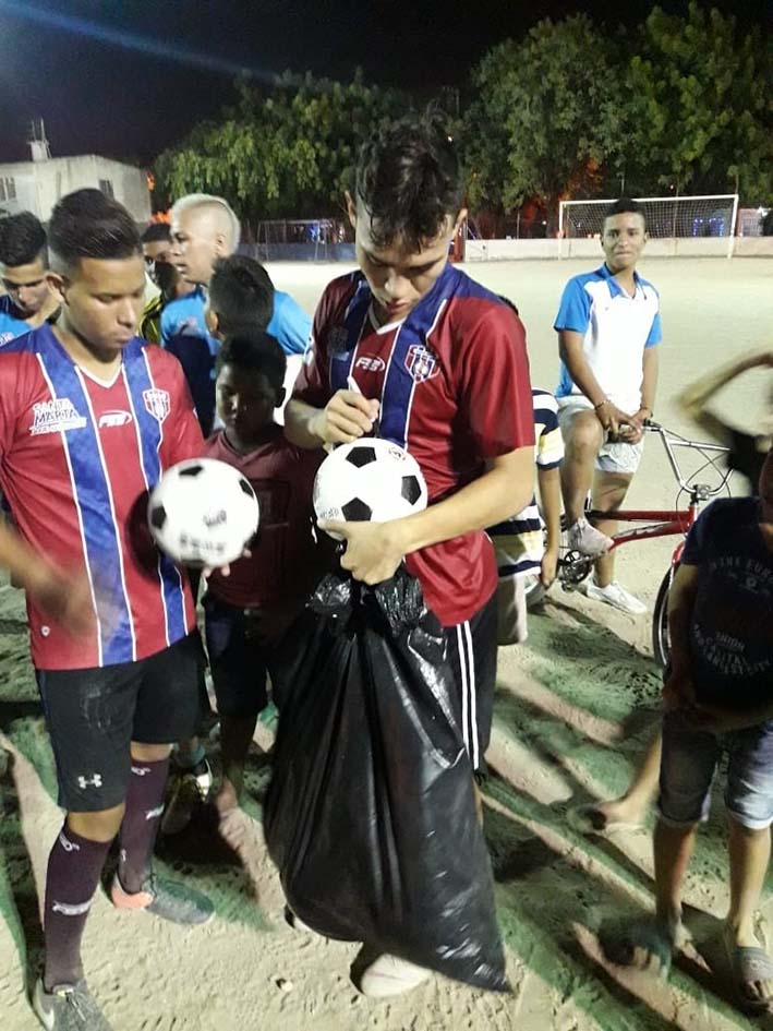 El goleador de Unión Magdalena entregándole regalos a la escuela de fútbol Minuto de Dios.