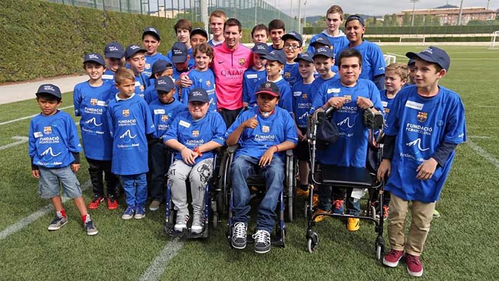 Leo Messi y los niños beneficiados de su fundación
