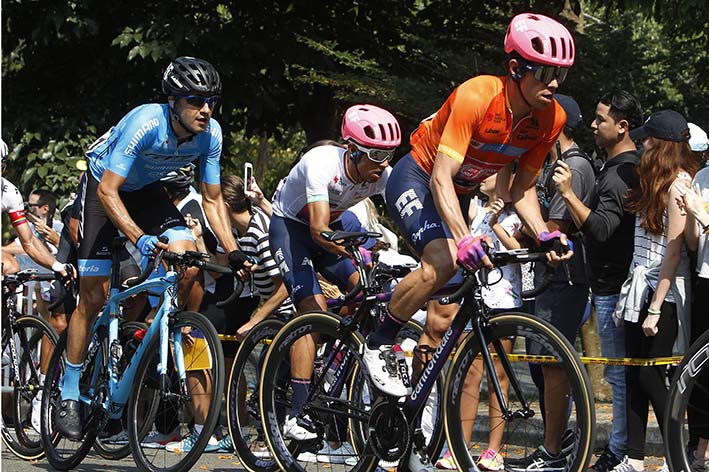 Pedro ‘Perico’ Delgado sigue de cerca el Tour Colombia, por invitación de especial de la Federación Colombiana de Ciclismo.