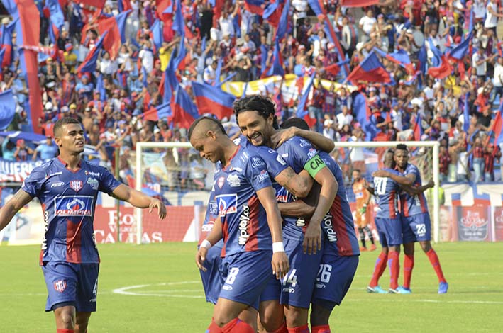 Abel Aguilar celebra su primer gol con el Unión.