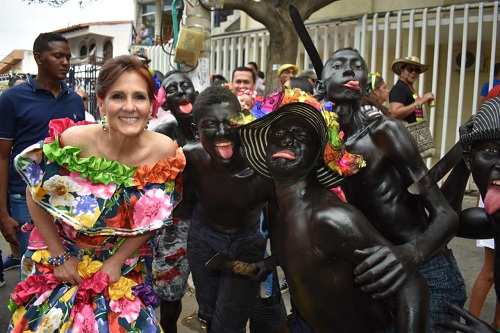 La gobernadora del departamento del Magdalena, Rosa Cotes, acompañó a los samarios en el tradicional desfile central de los carnavales del barrio Pescaíto.