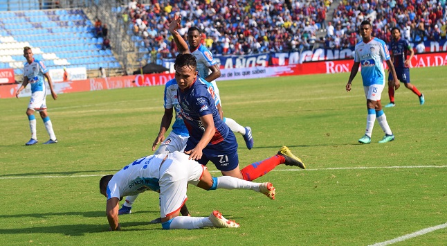 Ricardo Márques fue el más incisivo en el ataque, pero son pocas las pelotas de gol que recibe.