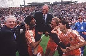 El holandes fue elegido como el mejor entrenador de clubes de toda la historia