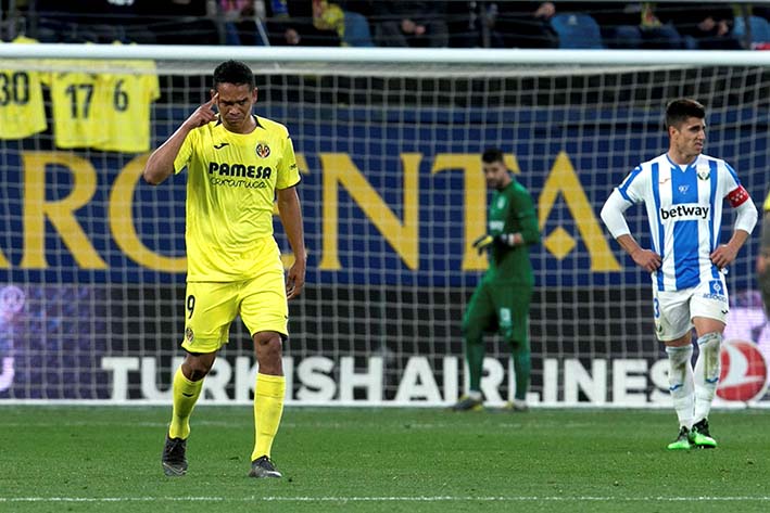 El delantero colombiano anotó el primer gol en la victoria de Villareal, triunfo que lo alejan de la zona del descenso.
