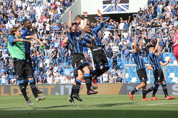 Los jugadores del Atalanta celebran tras dar un paso más  en el camino a la clasificación de Liga de Campeones.