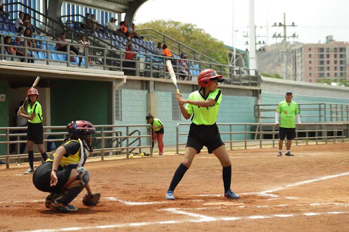 En el estadio de softbol La Esperanza, se lleva a cabo el Torneo Juvenil de Softbol Femenino 'Fast Picht'.