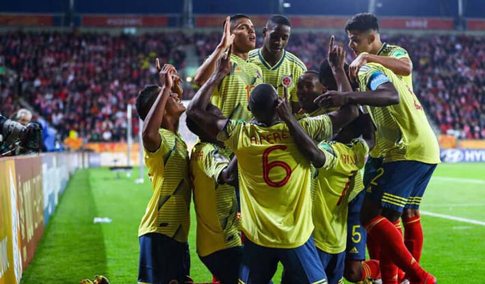 Los jugadores de la Selección Colombia sub 20 celebran luego de conseguir la segunda anotación en el triunfo ante Polonia.
