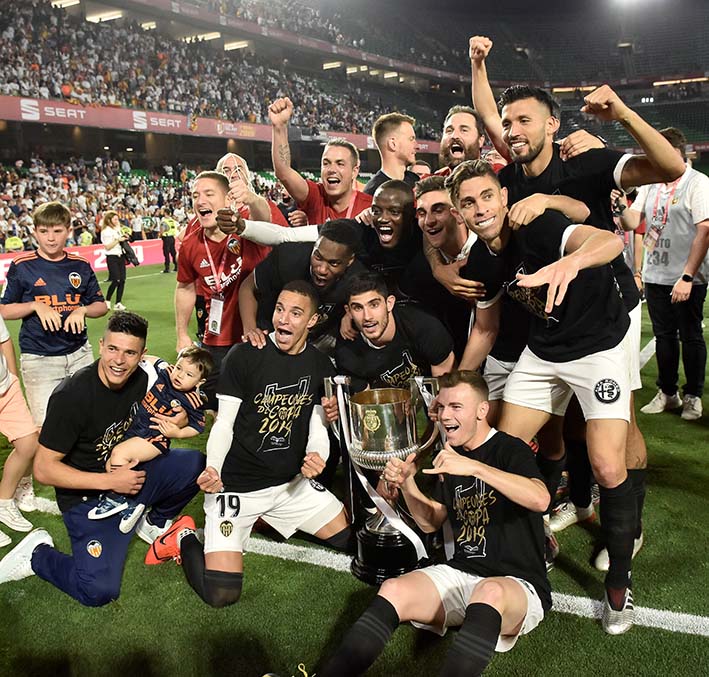 Los jugadores del Valencia CF celebran su victoria por 2-1 ante el FC Barcelona en la final de la Copa del Rey que ambos equipos disputaron  anoche en el Estadio Benito Villamarín de Sevilla.