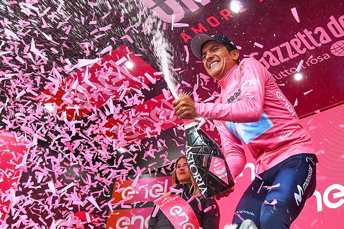 Richard Carapaz, quien cumplió 26 años hace cinco días, sigue haciendo historia para Ecuador y se convirtió en el primer corredor de su país en vestirse de rosa en el Giro de Italia.