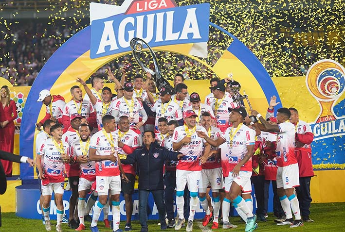 Es el noveno título obtenido por Junior en la historia de los torneos colombianos, de los cuales tres han sido bajo el mando de Julio Comesaña. Foto: EFE