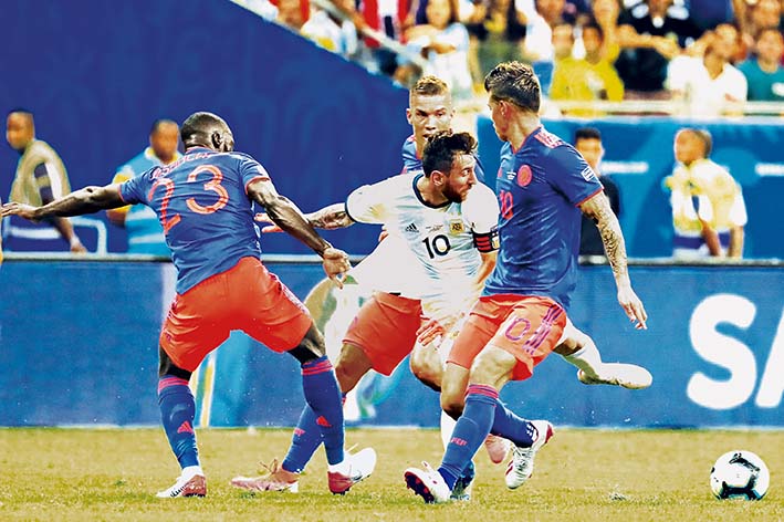 Messi fue neutralizado ayer en el estadio Arena Fonte Nova de Salvador con un celoso marcaje de la formación colombiana en el debut oficial como seleccionador del portugués Carlos Queiroz.