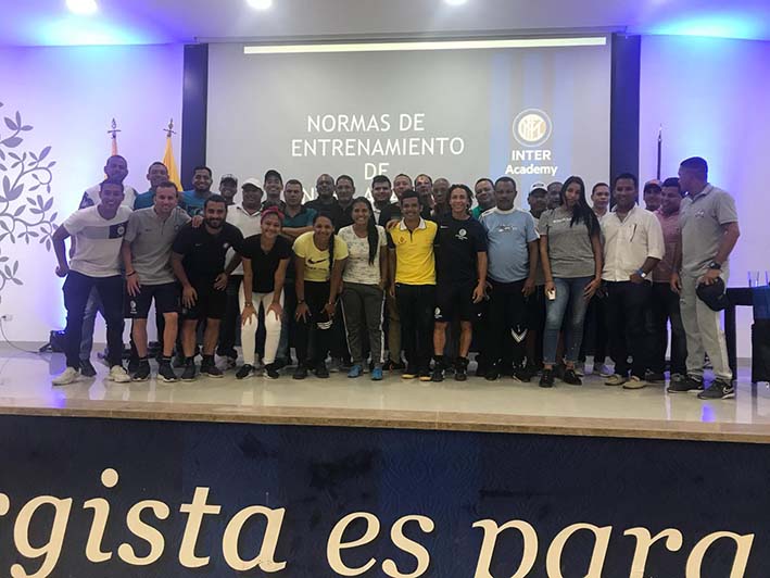 Entrenadores samarios reciben capacitación en metodología del fútbol europeo.
