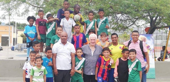 Los niños del barrio Pescaíto se mostraron muy contentos, al recibir la visita de este exjugador del Unión Magdalena y hoy en día empresario y representante de futbolistas.