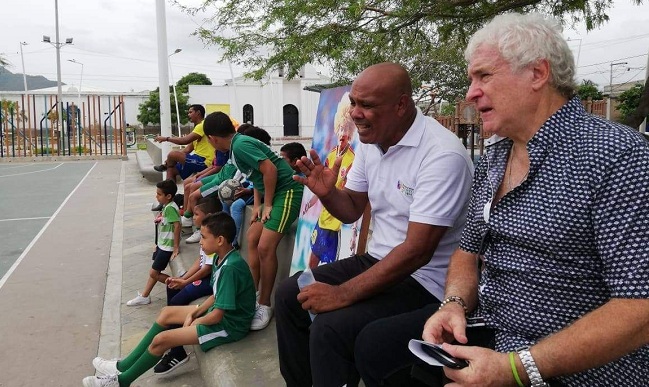 Rubén Horacio Carra junto al 'Caballito' Atencio, observando la calidad de los jugadores de las escuelas de fútbol del barrio Pescaíto.
