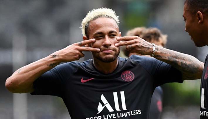 El astro brasilero Neymar continúa en el PSG pese a las ofertas del Real Madrid y Barcelona.
