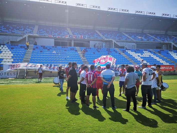Los hinchas del Unión Magdalena llegaron hasta el estadio Sierra Nevada para brindarle todo su respaldo a jugadores y cuerpo técnico. Foto: Cortesía La Hinchada del Ciclón.