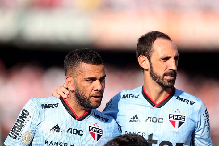 Los jugadores del São Paulo Daniel Alves (i) y Juanfran (d), dos futbolistas que han destacado en el fútbol europeo que buscan nuevas metas en Brasil.