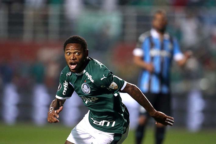El delantero Luiz Adriano ha regresado a su país, a las filas del Palmeiras, tras unos años destacando en el fútbol europeo.