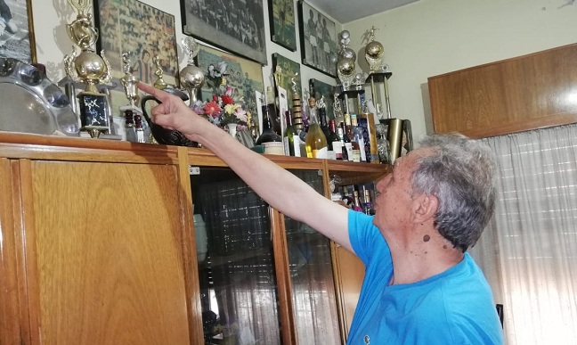 Omar Alfredo Galván muestra con orgullo todos sus trofeos y recuerdos de su vida en el fútbol.