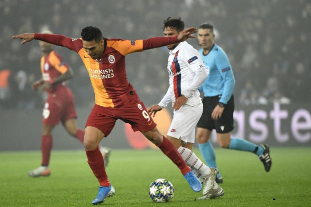 El delantero samario Radamel Falcao volvió a jugar en Champions con el Galatasaray, pero no pudo evitar la goleada y eliminación.