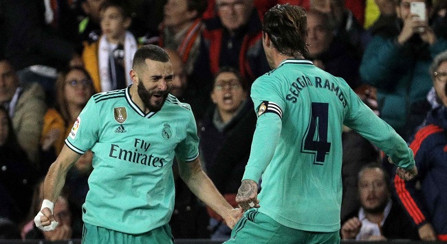 Karim Benzema festejando con Sergio Ramos tras haber logrado el gol al minuto 95.
