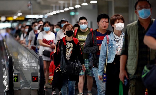 En Wuhan se suspendieron los vuelos y trenes desde y hacia la ciudad, así como los sistemas de transporte público y ferris. Y se les dijo a los residentes que no salgan de la metrópolis.