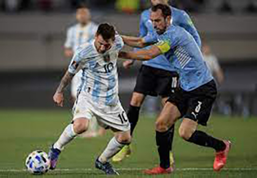 Argentina qué está invicto recibe a Uruguay que viene crecido por su victoria ante Brasil.