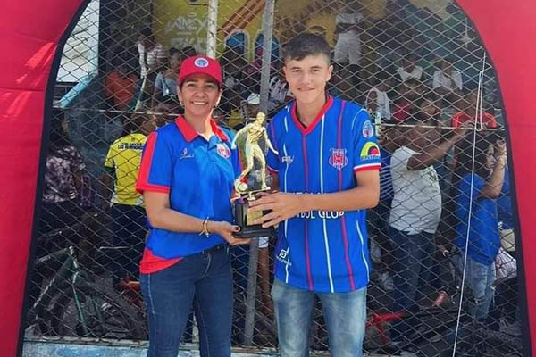 La presidenta de la Liga de Fútbol del Magdalena, Rosanna Arrieta Cruz, entrega el trofeo al goleador de la temporada 2023, acreditándolo como el máximo anotador de la liga.